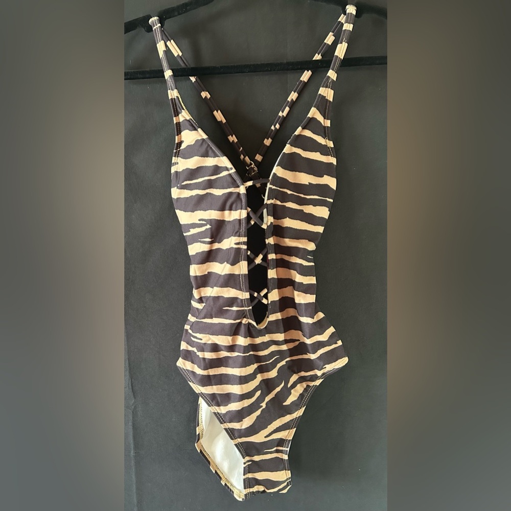 Vince Camuto Tiger Print Lace Up One Piece Swimsuit Size 6 NWT